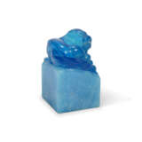 A BLUE GLASS ‘LION’ SQUARE SEAL - photo 2