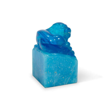 A BLUE GLASS ‘LION’ SQUARE SEAL - photo 2