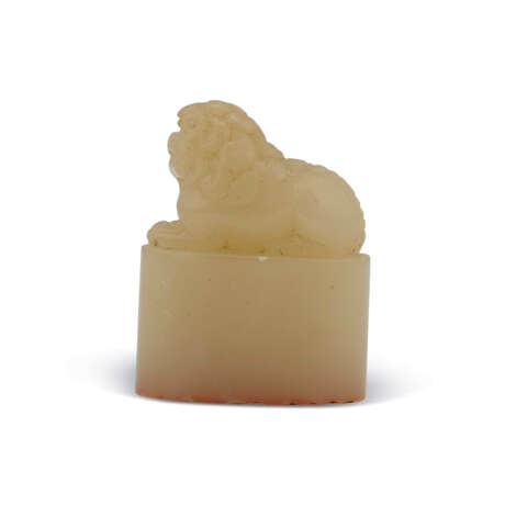 A SMALL SOAPSTONE 'LION' SEAL - фото 2