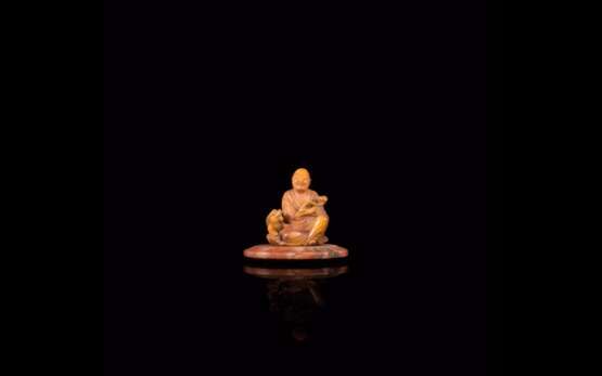 Petite statuette de Luohan en stéatite beige orangé - Foto 1