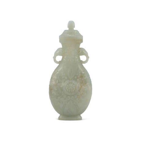 A GREENISH-WHITE JADE ‘SHOU AND DRAGONS’ ELEPHANT-HANDLED BALUSTER VASE AND A COVER - Foto 2