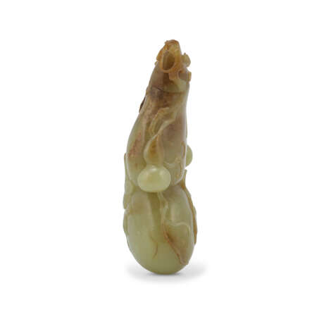 A YELLOW AND RUSSET JADE DOUBLE-GOURD FORM VASE AND COVER - Foto 3
