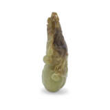 A YELLOW AND RUSSET JADE DOUBLE-GOURD FORM VASE AND COVER - фото 4