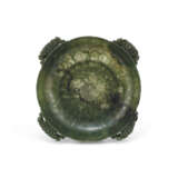 A SPINACH-GREEN JADE CHRYSANTHEMUM-FORM WASHER - фото 1