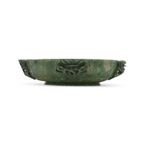 A SPINACH-GREEN JADE CHRYSANTHEMUM-FORM WASHER - фото 4