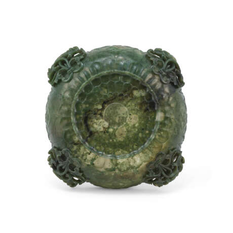 A SPINACH-GREEN JADE CHRYSANTHEMUM-FORM WASHER - фото 7