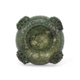 A SPINACH-GREEN JADE CHRYSANTHEMUM-FORM WASHER - фото 7