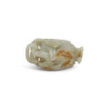 A WHITE AND RUSSET JADE POMEGRANATE-FORM BOX AND COVER - Foto 1