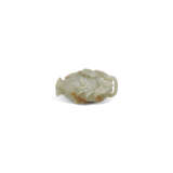 A WHITE AND RUSSET JADE POMEGRANATE-FORM BOX AND COVER - Foto 2