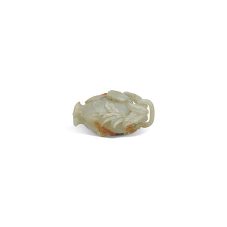 A WHITE AND RUSSET JADE POMEGRANATE-FORM BOX AND COVER - Foto 2