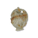 A WHITE AND RUSSET JADE POMEGRANATE-FORM BOX AND COVER - Foto 3