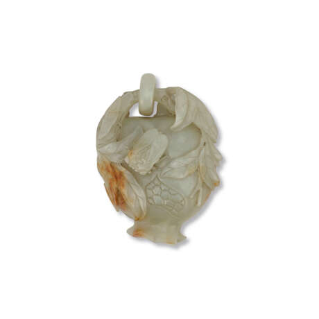 A WHITE AND RUSSET JADE POMEGRANATE-FORM BOX AND COVER - photo 4