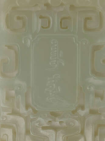 A RETICULATED WHITE JADE `ABSTINENCE’ PLAQUE - фото 3