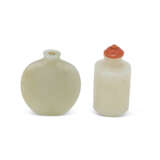 A WHITE JADE CYLINDRICAL SNUFF BOTTLE AND AN IMPERIALLY INSCRIBED GREENISH-WHITE JADE SNUFF BOTTLE - Foto 2