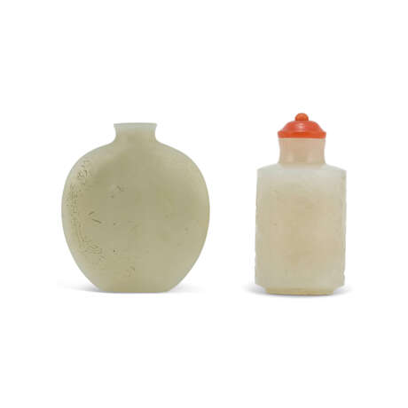 A WHITE JADE CYLINDRICAL SNUFF BOTTLE AND AN IMPERIALLY INSCRIBED GREENISH-WHITE JADE SNUFF BOTTLE - Foto 3