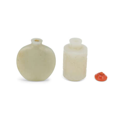 A WHITE JADE CYLINDRICAL SNUFF BOTTLE AND AN IMPERIALLY INSCRIBED GREENISH-WHITE JADE SNUFF BOTTLE - photo 5