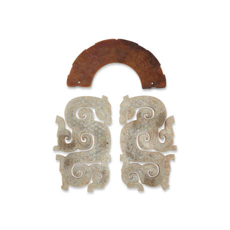 A JADE ‘DRAGON’ PENDANT, HUANG AND TWO JADE DRAGON-FORM PENDANTS - фото 2