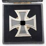 Eisernes Kreuz, 1939, 1. Klasse, an Schraubscheibe, im Etui - L/54. - photo 3