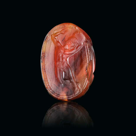 A GREEK CARNELIAN SCARAB WITH AN ATHLETE HOLDING A DISCUS - фото 1