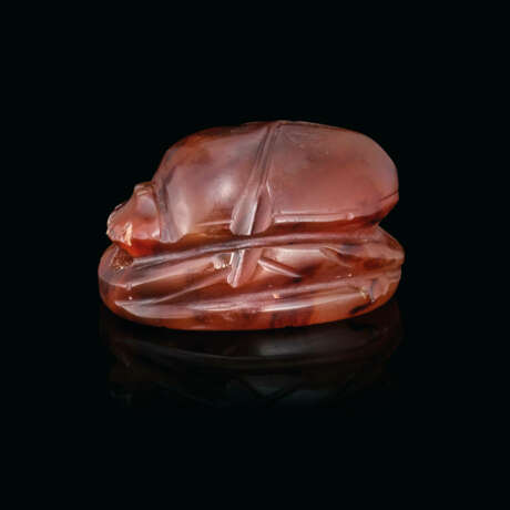 A GREEK CARNELIAN SCARAB WITH AN ATHLETE HOLDING A DISCUS - фото 2