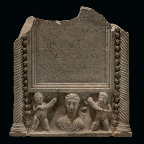 A ROMAN MARBLE CINERARY ALTAR - Foto 1