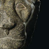 AN EGYPTIAN GRANITE HEAD OF SEKHMET - Foto 6