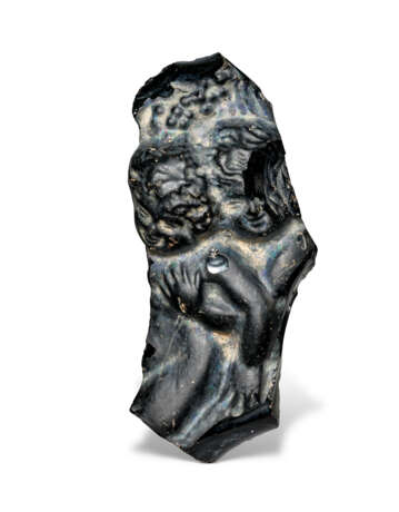 A ROMAN CAST BLACK GLASS RELIEF FRAGMENT WITH TWO EROTES - Foto 2