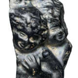 A ROMAN CAST BLACK GLASS RELIEF FRAGMENT WITH TWO EROTES - Foto 3