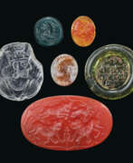 Empire sassanide (224-651). FIVE SASANIAN HARD STONE RINGSTONES AND AN ISLAMIC GLASS WEIGHT