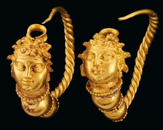 A PAIR OF GREEK GOLD MEANAD HEAD EARRINGS - фото 2