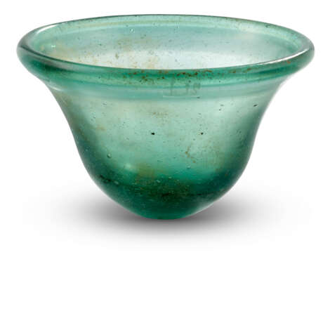 A MEROVINGIAN GREEN GLASS PALM CUP - фото 2