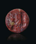 Микенская цивилизация. A MINOAN RED JASPER LENTOID WITH TWO HANDS AND A MONKEY