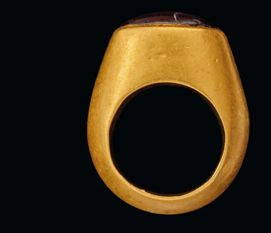 A GREEK GOLD AND CABOCHON GARNET RINGSTONE FINGER RING - Foto 2