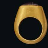 A GREEK GOLD AND CABOCHON GARNET RINGSTONE FINGER RING - фото 2