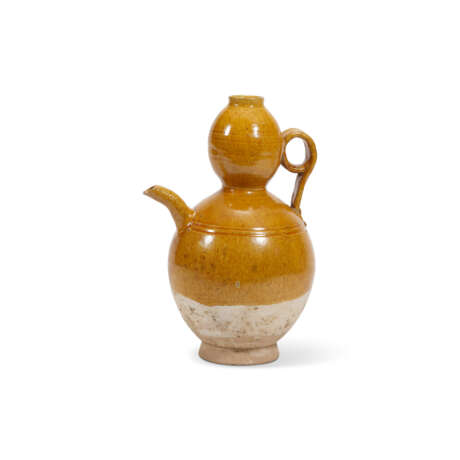 AN AMBER-GLAZED FLASK AND AN AMBER-GLAZED DOUBLE GOURD-FORM EWER - photo 5