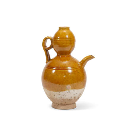 AN AMBER-GLAZED FLASK AND AN AMBER-GLAZED DOUBLE GOURD-FORM EWER - photo 6