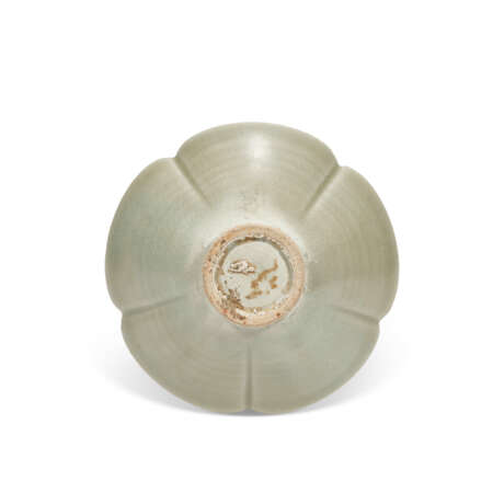 A CELADON YAOZHOU FLORAL-FROM BOWL - фото 3