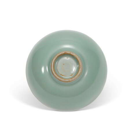 A SMALL LONGQUAN CELADON 'BUBBLE' BOWL - фото 3