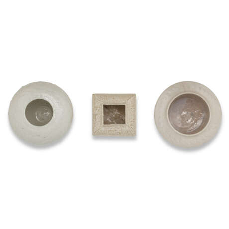 A GROUP OF THREE MOULDED AND CARVED WHITE-GLAZED JARLETS - photo 3