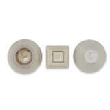 A GROUP OF THREE MOULDED AND CARVED WHITE-GLAZED JARLETS - Foto 4