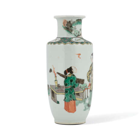 A FAMILLE VERTE AND GILT DECORATED ‘FIGURAL’ VASE - Foto 3