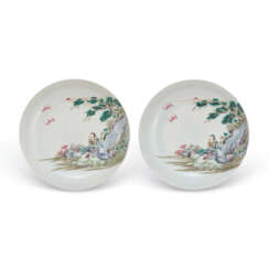 A PAIR OF FAMILLE ROSE DISHES