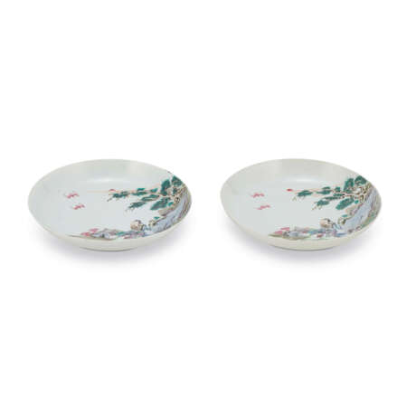 A PAIR OF FAMILLE ROSE DISHES - photo 2