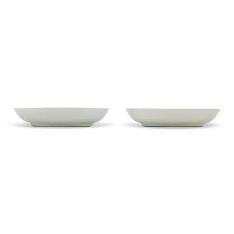 A PAIR OF FAMILLE ROSE DISHES - фото 3