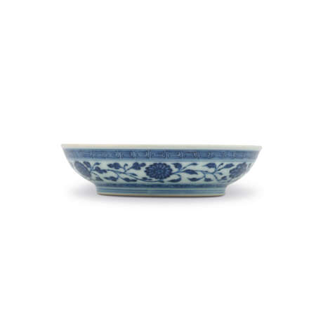 A BLUE AND WHITE 'FLORAL' DISH - photo 3