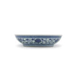 A BLUE AND WHITE 'FLORAL' DISH - Foto 3