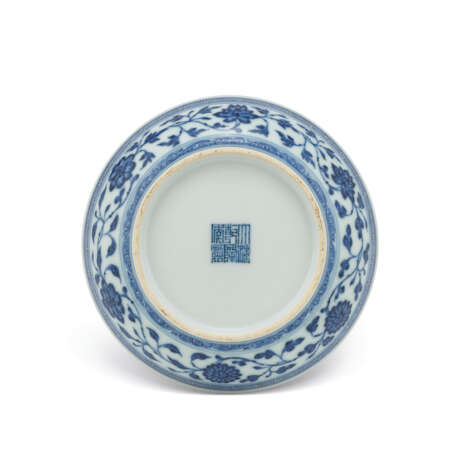 A BLUE AND WHITE 'FLORAL' DISH - Foto 4