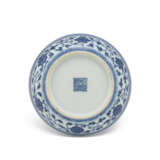 A BLUE AND WHITE 'FLORAL' DISH - Foto 4