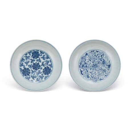 TWO BLUE AND WHITE 'FLOWER' DISHES - фото 1