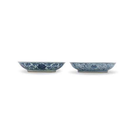TWO BLUE AND WHITE 'FLOWER' DISHES - Foto 2